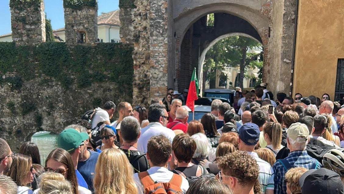Sirmione presa d'assalto dai turisti Sirmione presa d'assalto dai turisti