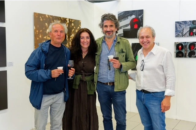 Giuseppe Mirarchi (primo da sinistra) e Matteo Cervone (ultimo a destra), in mezzo gli organizzatori della mostra