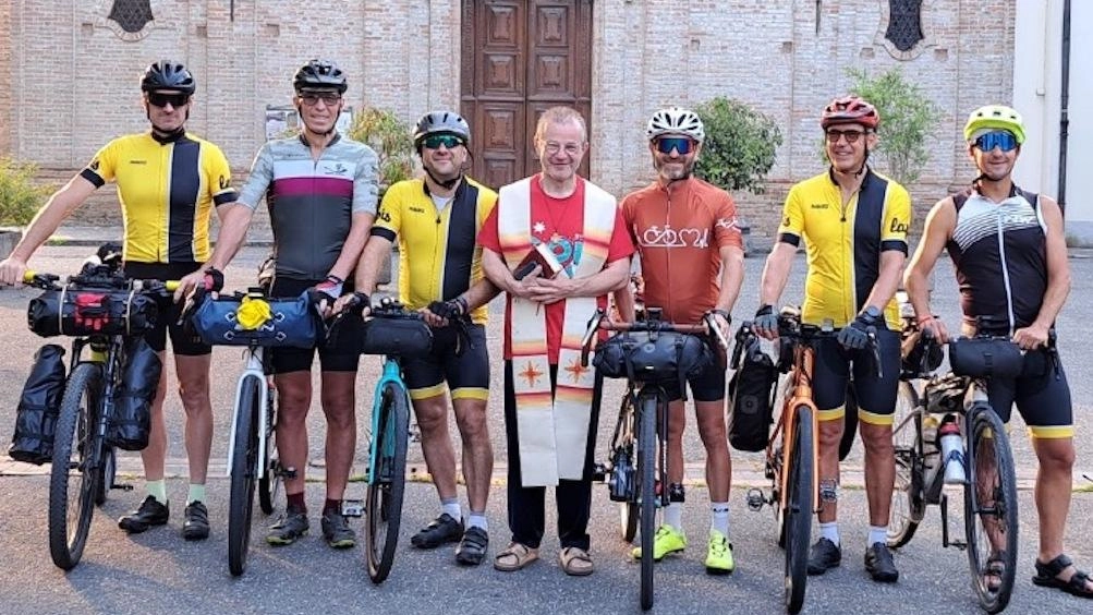 La comitiva alla partenza da Crema davanti alla chiesa di San Bernardino La comitiva alla partenza da Crema davanti alla chiesa di San Bernardino