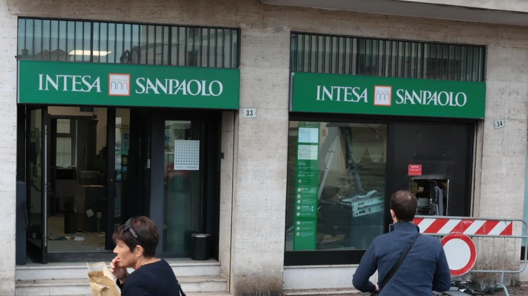 La filiale dell’istituto di credito presa di mira dalla banda di malviventi (Sacchiero) La filiale dell’istituto di credito presa di mira dalla banda di malviventi (Sacchiero)
