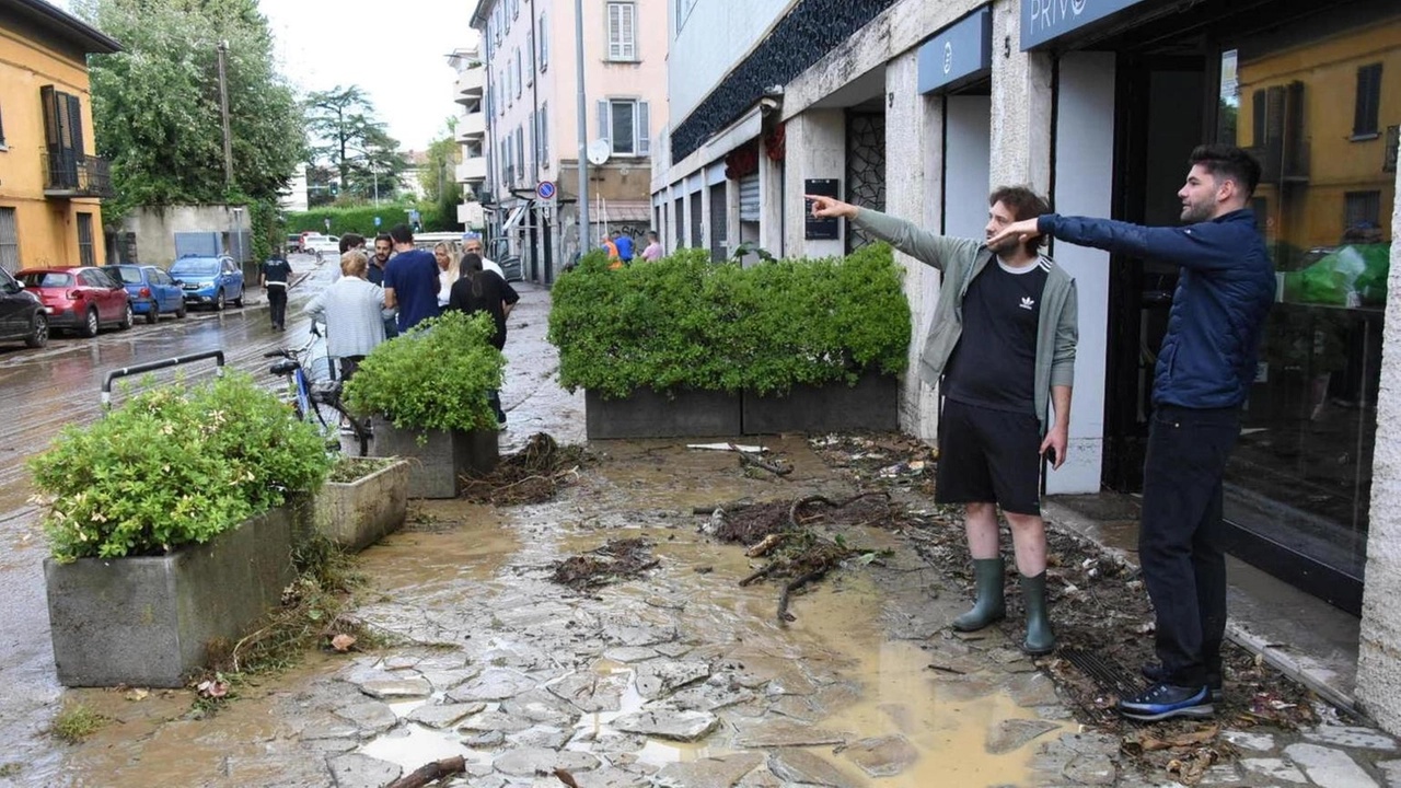 I residenti colpiti dal nubifragio stivali ai piedi e badile in mano si sono dati subito da fare per salvare la situazione. Scantinati e negozi ovunque invasi dall’acqua. Isolato in via del Guerino un condominio con 16 famiglie I residenti colpiti dal nubifragio stivali ai piedi e badile in mano si sono dati subito da fare per salvare la situazione. Scantinati e negozi ovunque invasi dall’acqua. Isolato in via del Guerino un condominio con 16 famiglie