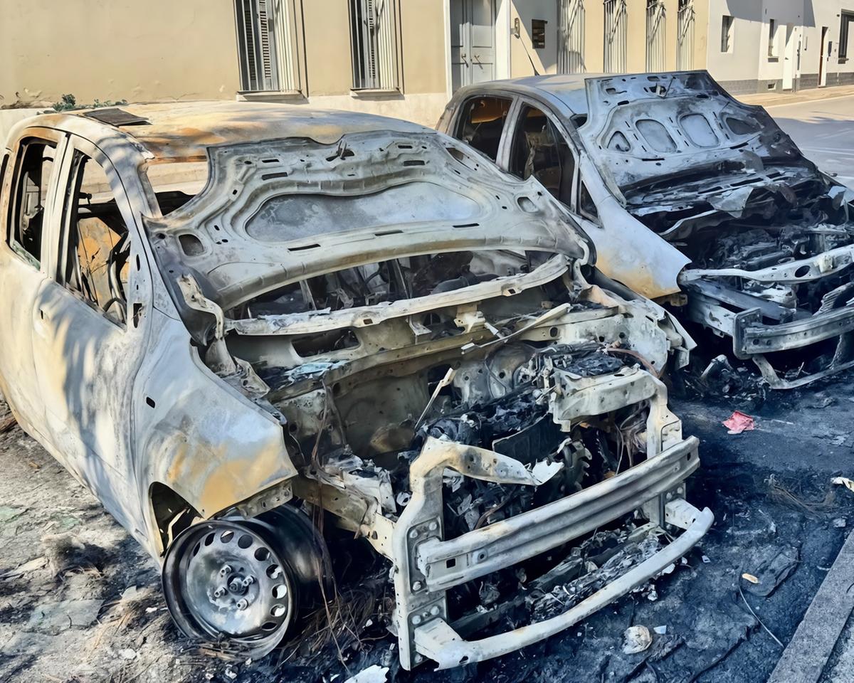 il mistero degli incendi dolosi sei automobili in fiamme nella notte