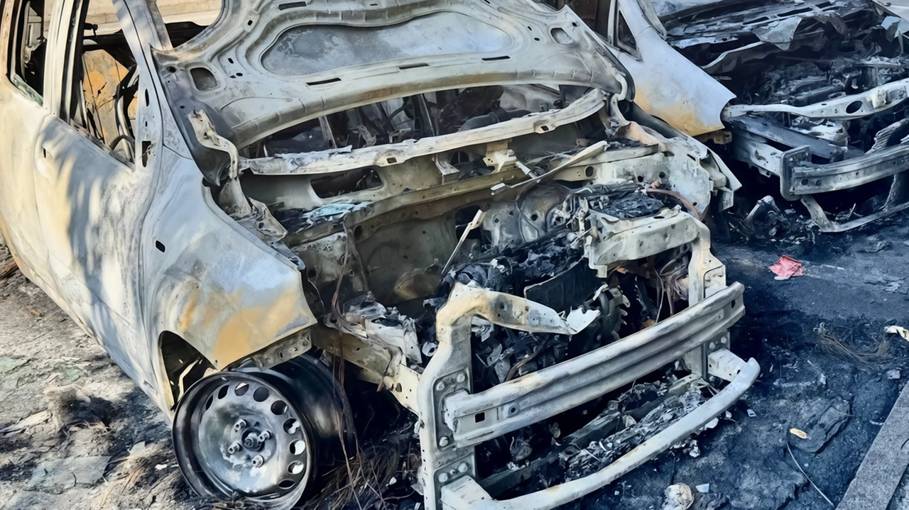 Una delle automobili divorate dalle fiamme nelle scorse notti in Brianza Indagano i carabinieri