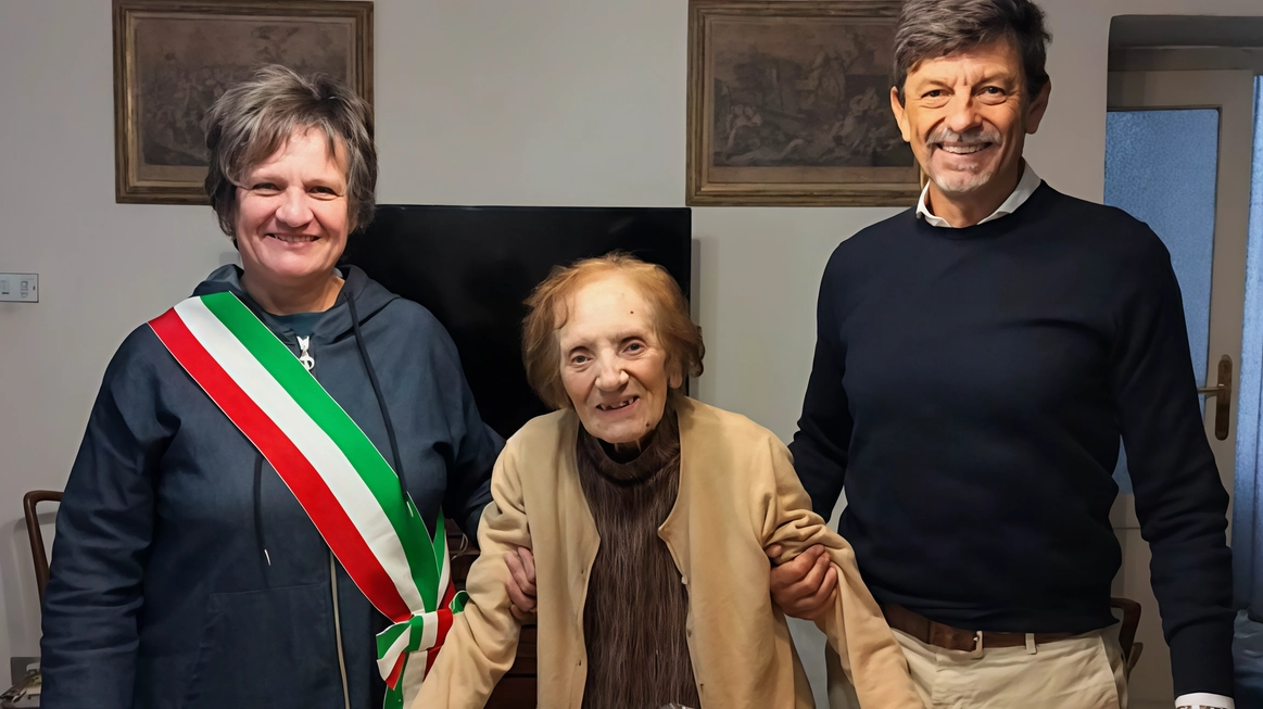 Franca Giorgetti, castellanzese di 101 anni, omaggiata dall'amministrazione comunale con visita e fiori. Donna forte e indipendente, amante della lirica e della moda, ha dedicato la sua vita alla famiglia e alla passione per la musica e gli scacchi. Franca Giorgetti, castellanzese di 101 anni, omaggiata dall'amministrazione comunale con visita e fiori. Donna forte e indipendente, amante della lirica e della moda, ha dedicato la sua vita alla famiglia e alla passione per la musica e gli scacchi.