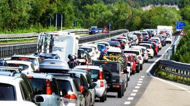 statale 36 traffico bloccato e 15 km di coda dopo l8217investimento dei due ciclisti
