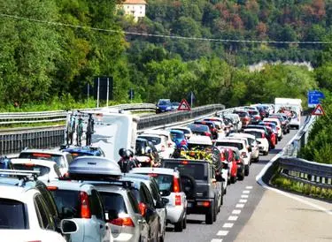 Statale 36, traffico bloccato e 15 km di coda dopo l’investimento dei due ciclisti