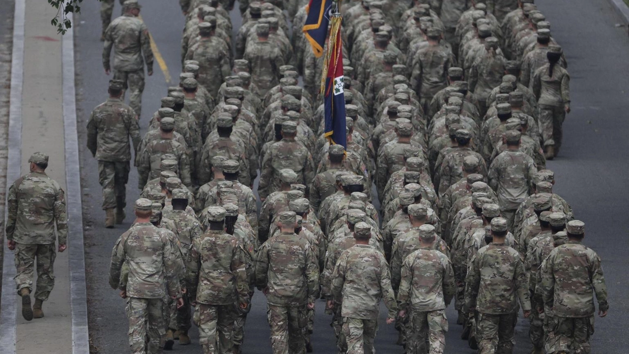Trump e la First Lady partecipano alla parata militare a Washington per i 250 anni dell'esercito americano. Trump e la First Lady partecipano alla parata militare a Washington per i 250 anni dell'esercito americano.