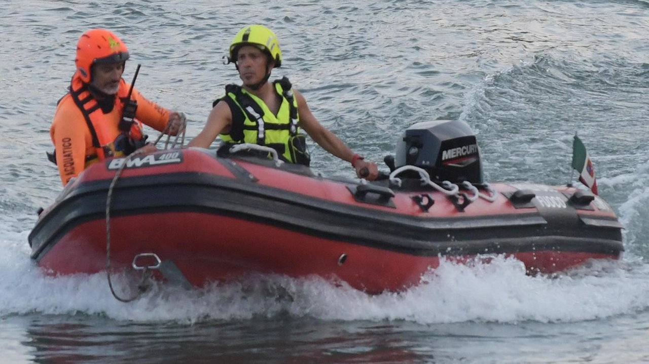 Un giovane egiziano di 25 anni è disperso dopo essere stato trascinato dalla corrente del torrente Agogna a Mezzana Bigli. Le ricerche dei vigili del fuoco continuano, ma le speranze si affievoliscono. Tragedia che mette in luce i pericoli delle acque fluviali. Un giovane egiziano di 25 anni è disperso dopo essere stato trascinato dalla corrente del torrente Agogna a Mezzana Bigli. Le ricerche dei vigili del fuoco continuano, ma le speranze si affievoliscono. Tragedia che mette in luce i pericoli delle acque fluviali.