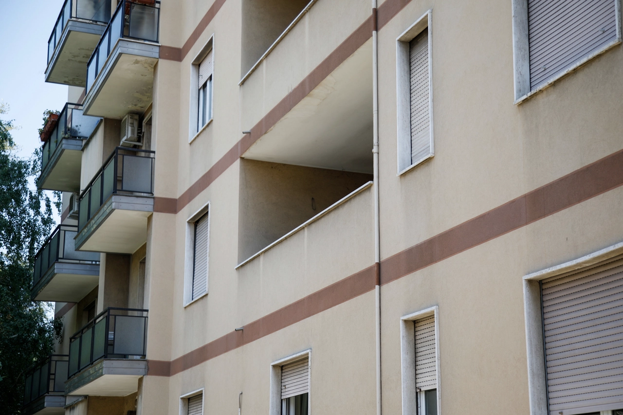 -La donna si è buttata dal secondo piano dell'albergo: un uomo avrebbe provato a trattenerla, prima di fuggire