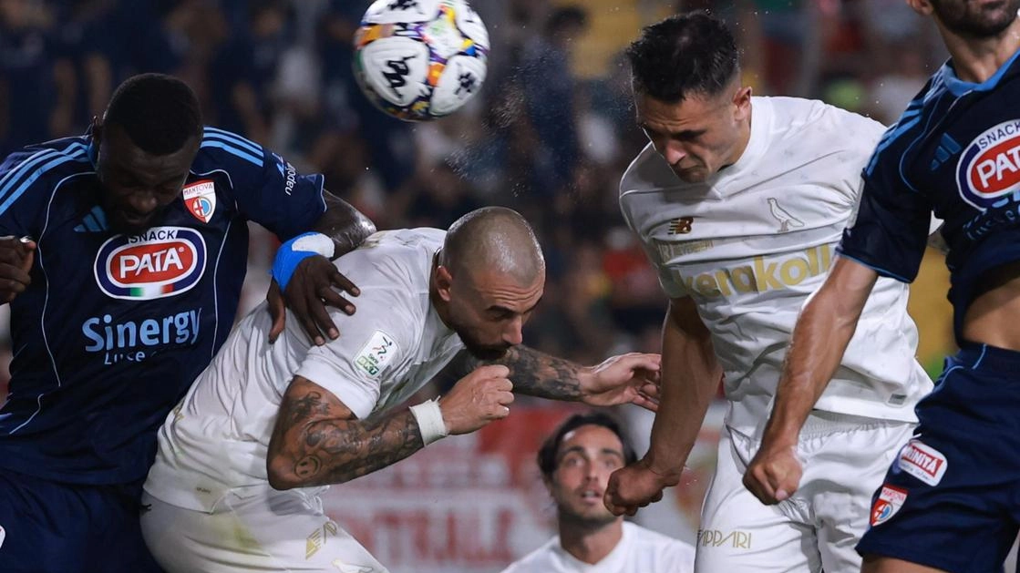 Il perfetto colpo di testa di Daniel Tonoli, difensore del Modena, che incorna su calcio d’angolo battuto da Di Mariano e raddoppia per la squadra ospite