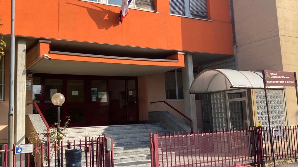 L'ingresso del liceo Bernard Russel di Garbagnate L'ingresso del liceo Bernard Russel di Garbagnate
