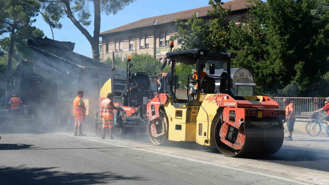 Cantiere in strada: lavoratori in azione (foto di archivio) Cantiere in strada: lavoratori in azione (foto di archivio)