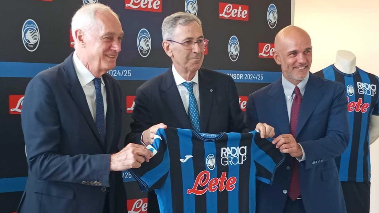 Da sinistra Antonio Percassi con Nicola Arnone e Luca Percassi Ieri l’Atalanta ha ufficializzato il nuovo sponsor Acqua Lete Da sinistra Antonio Percassi con Nicola Arnone e Luca Percassi Ieri l’Atalanta ha ufficializzato il nuovo sponsor Acqua Lete