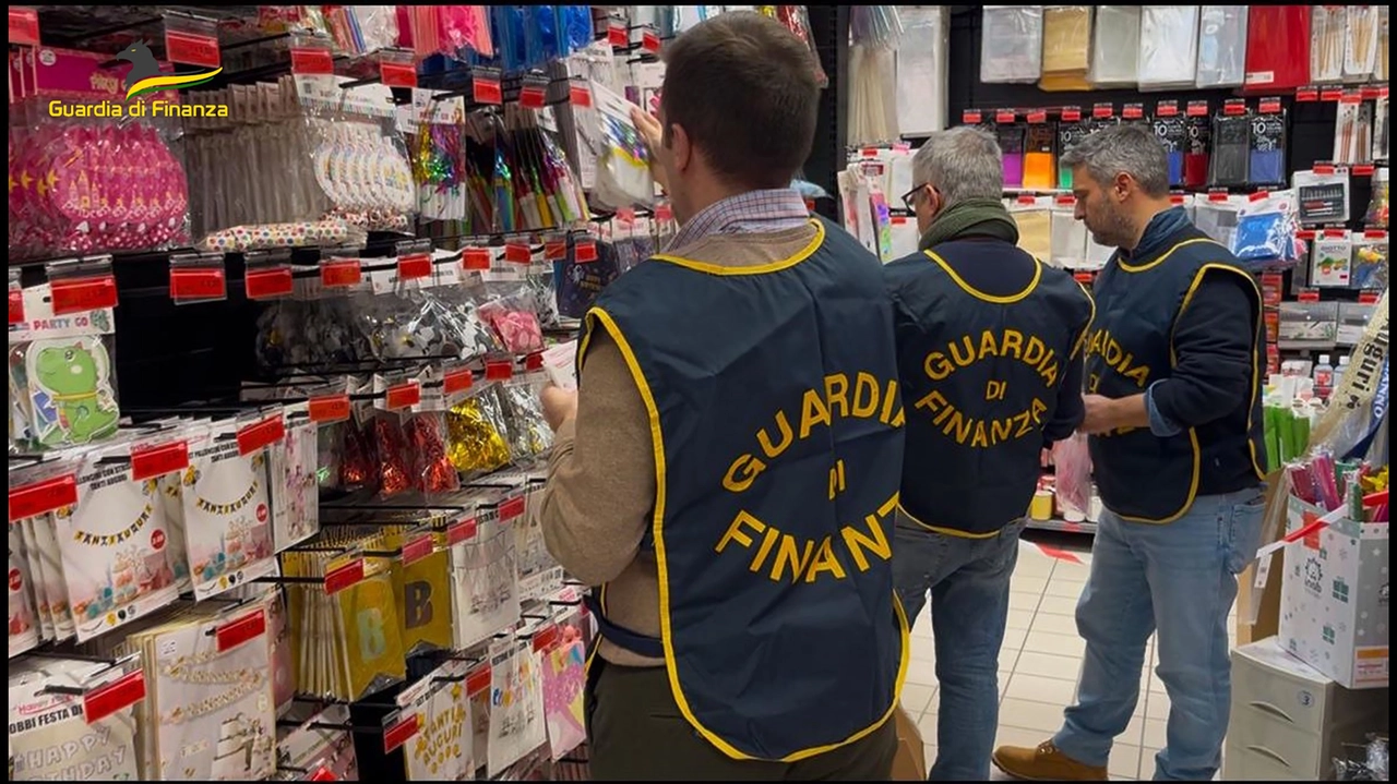 GDF MILANO: MAXI SEQUESTRO DI OLTRE 47 MILIONI DI ACCESSORI PER LE FESTE E ADDOBBI NATALIZI PER INDEBITA APPOSIZIONE DEL MARCHIO “CE”, 27.12.2024