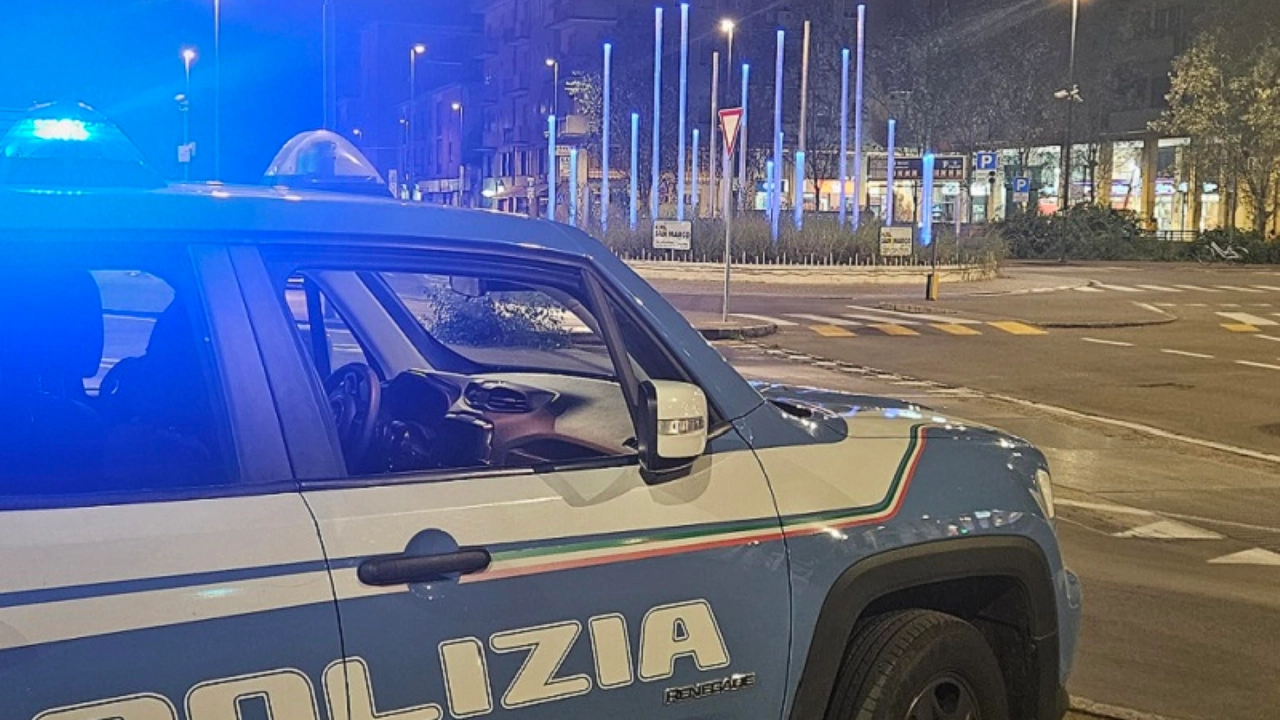 Sul posto sono intervenute ambulanza, automedica e le Volanti della polizia Sul posto sono intervenute ambulanza, automedica e le Volanti della polizia