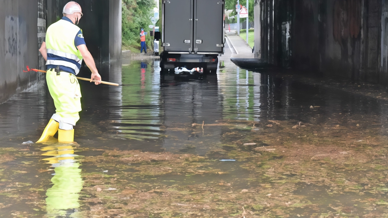 Rovato, flagellata la Franciacorta dove è già iniziata la vendemmia. A Cremia, in provincia di Como, gli smottamenti minacciano i ponti. Rovato, flagellata la Franciacorta dove è già iniziata la vendemmia. A Cremia, in provincia di Como, gli smottamenti minacciano i ponti.