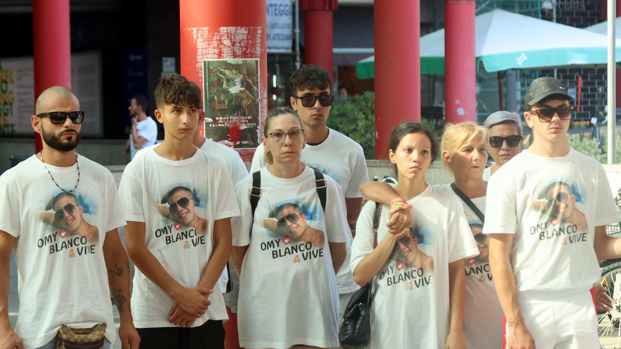 Flash mob per Omar Bassi, gli inquirenti dovranno stabilire se esiste un nesso tra la morte del ragazzo e il pestaggio raccontato da parenti e amici in discoteca Flash mob per Omar Bassi, gli inquirenti dovranno stabilire se esiste un nesso tra la morte del ragazzo e il pestaggio raccontato da parenti e amici in discoteca