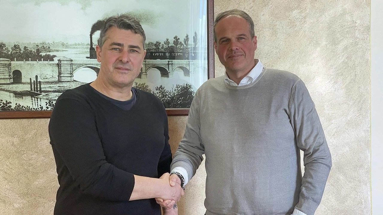 Fabio Ceccarelli (nella foto a sinistra), capogruppo di Fdi in consiglio comunale, lascia il partito di Giorgia Meloni e passa... Fabio Ceccarelli (nella foto a sinistra), capogruppo di Fdi in consiglio comunale, lascia il partito di Giorgia Meloni e passa...
