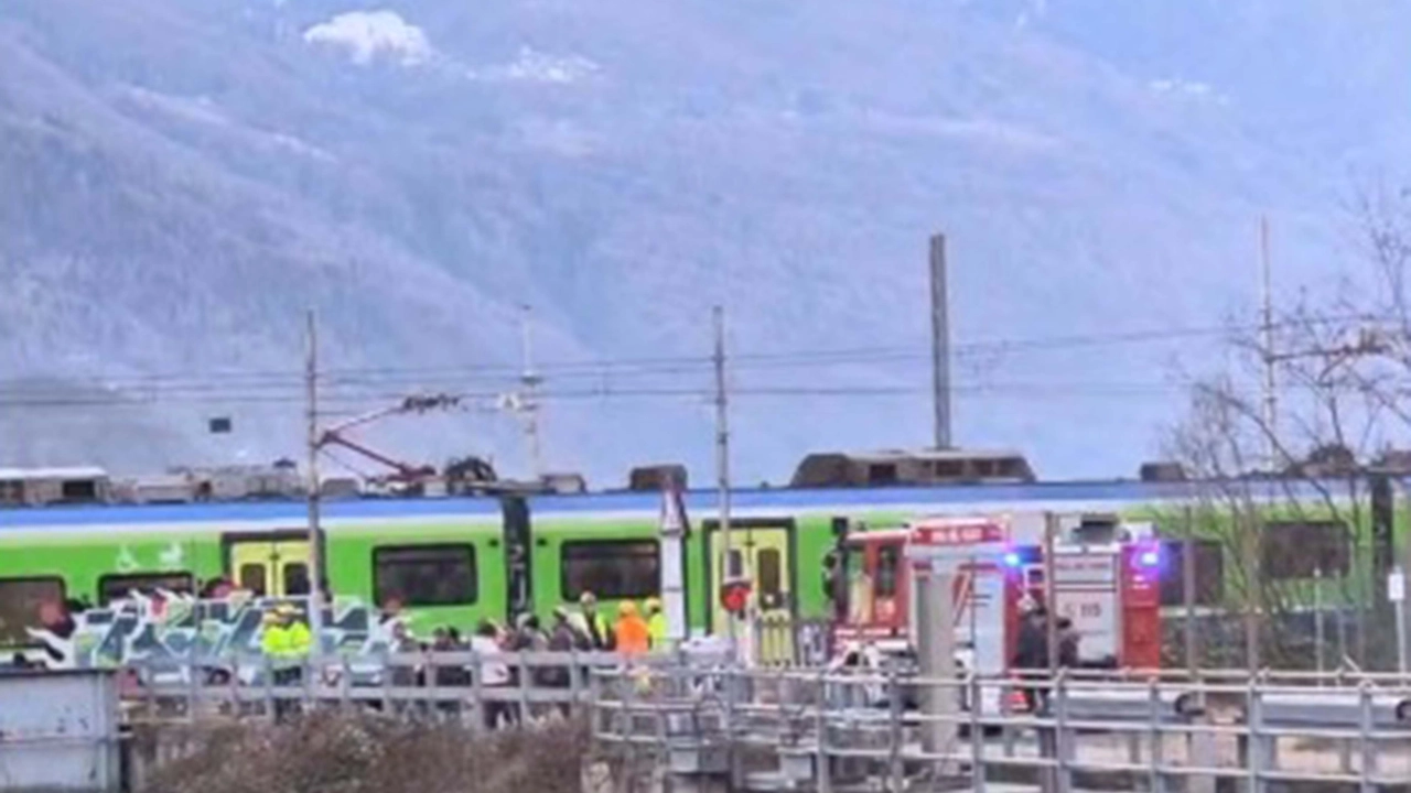 Un mezzo dei vigili del fuoco e il treno fermo dopo la tragedia nella città aduana Un mezzo dei vigili del fuoco e il treno fermo dopo la tragedia nella città aduana
