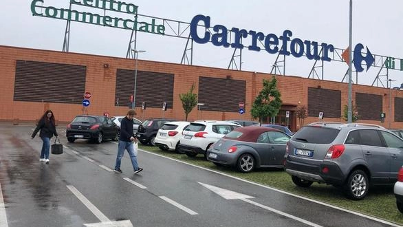 Sono riusciti a sradicare la cassaforte dagli uffici e a spostarla, ma l’hanno poi abbandonata in mezzo alla galleria commerciale,...