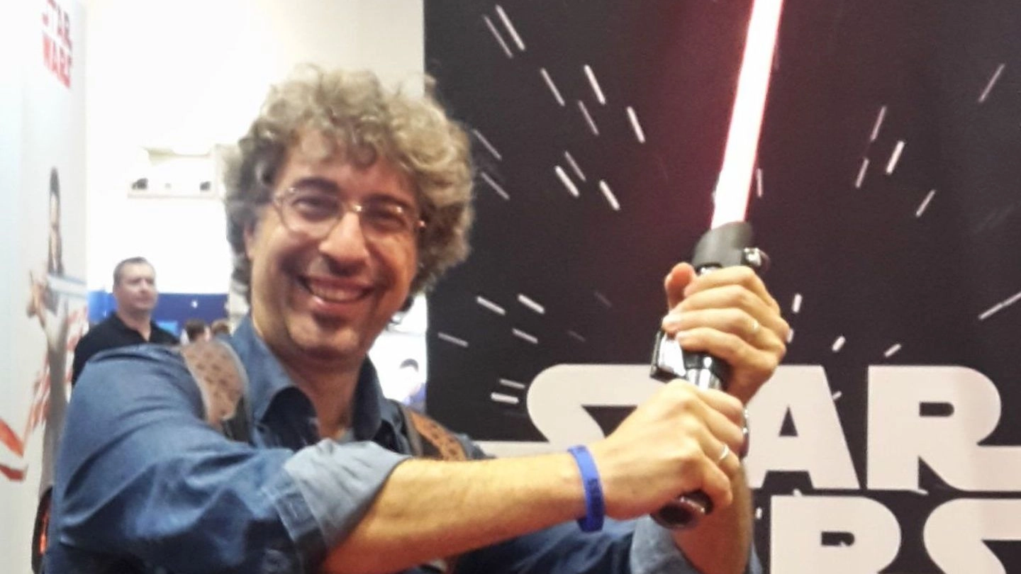 Vito Tartamella, con una spada finto-laser, a un festival scientifico