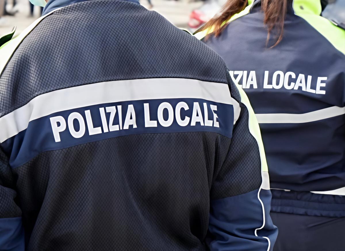 oggetti giornali e rifiuti scoperta accumulatrice seriale in un appartamento a monza operazione di sgombero e pulizia