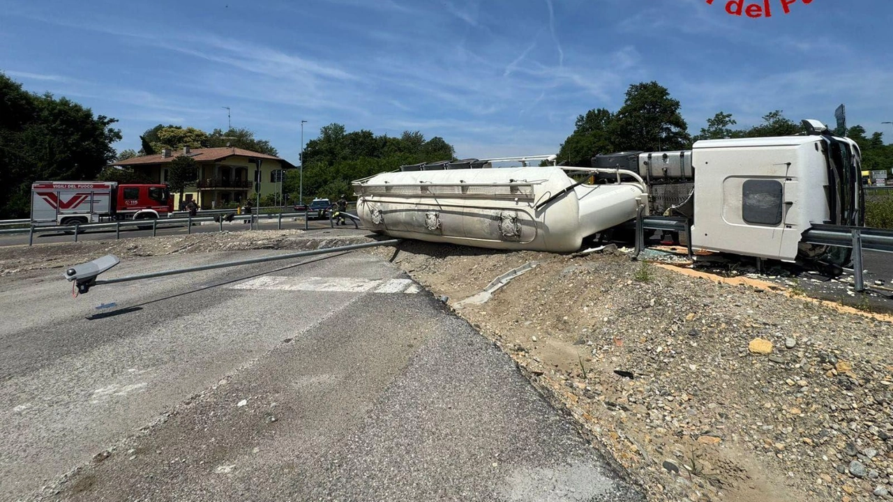 Traffico in tilt sulla superstrada Besozzo-Vergiate poco dopo il mezzogiorno di ieri. Un autoarticolato che trasportava cemento si è ribaltato... Traffico in tilt sulla superstrada Besozzo-Vergiate poco dopo il mezzogiorno di ieri. Un autoarticolato che trasportava cemento si è ribaltato...