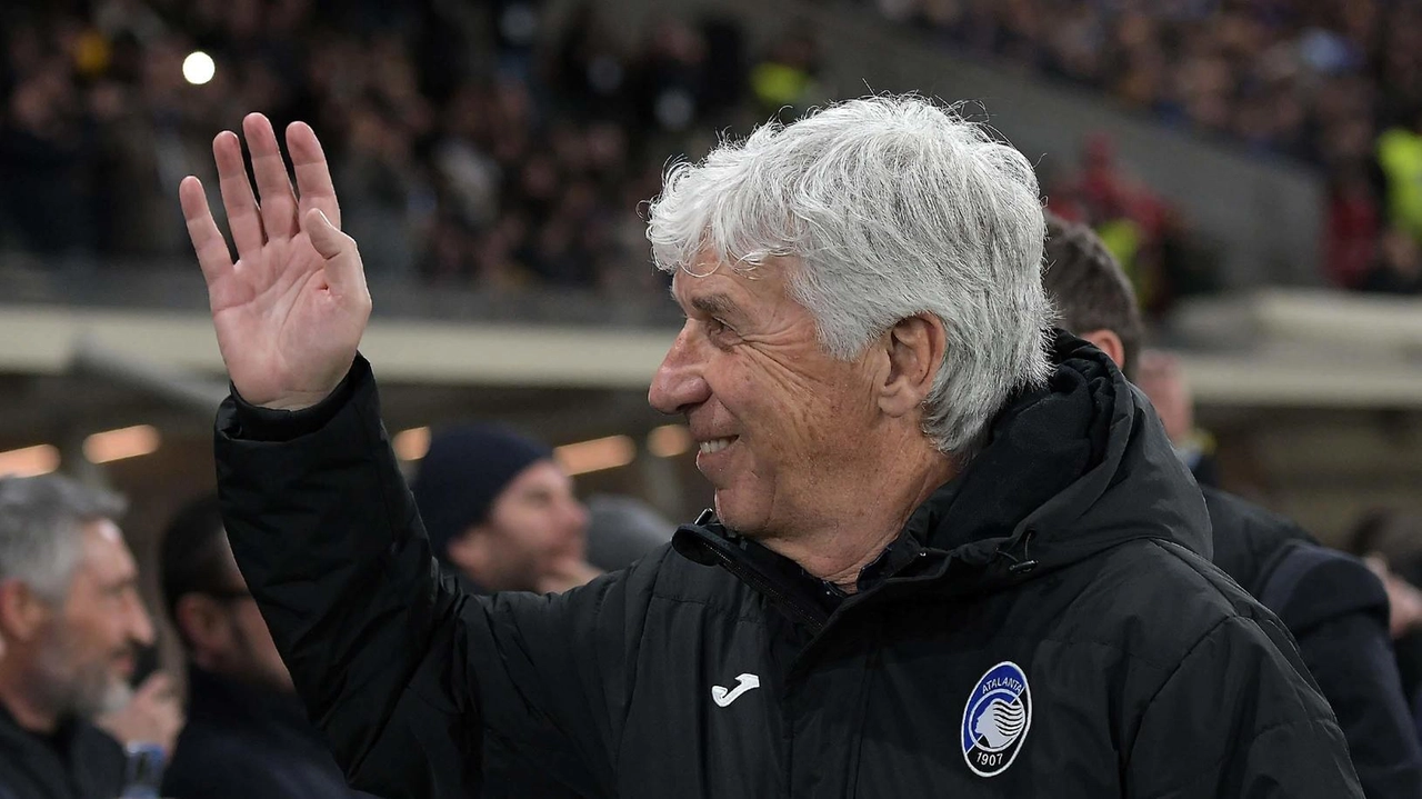 Gian Piero Gasperini, tecnico della Dea, saluta il pubblico del Gewiss Stadium
