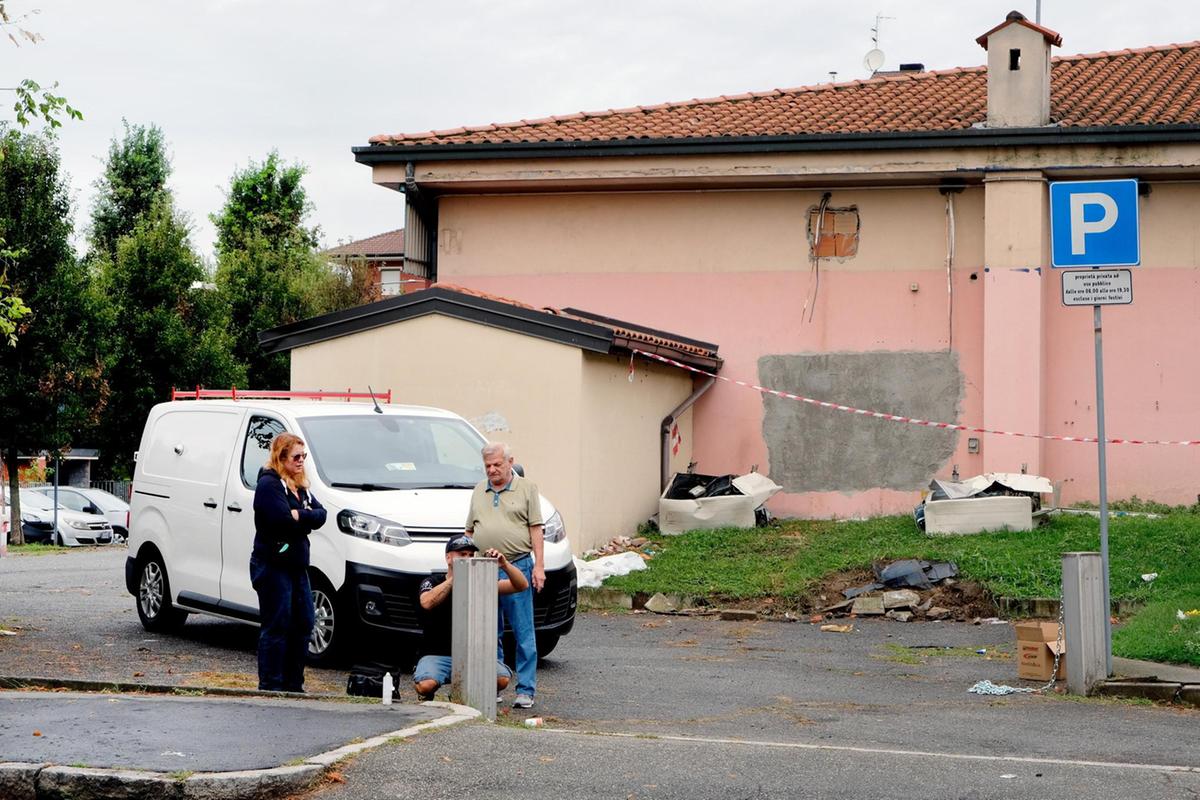 Corsico, l’incidente e i disagi. Un’auto sfonda la vetrata. Agenzia delle Entrate chiusa