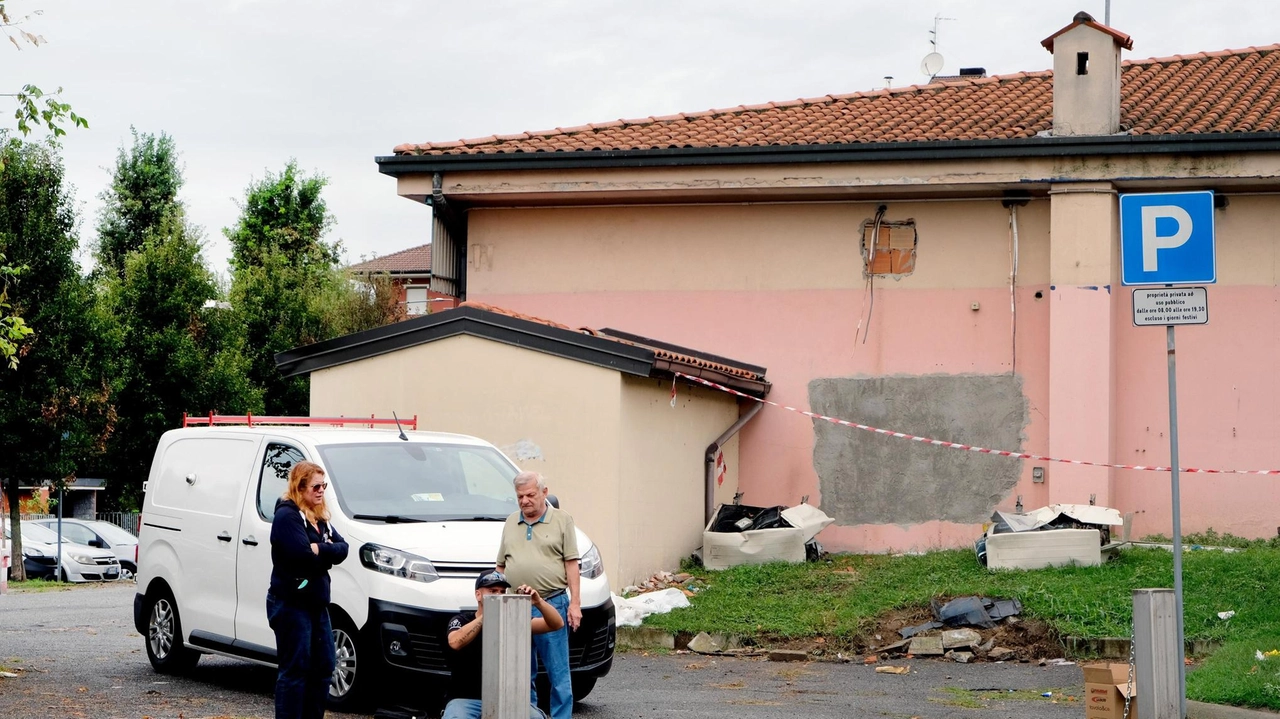 La vetrina sfondata dall’auto è già stata murata La vetrina sfondata dall’auto è già stata murata