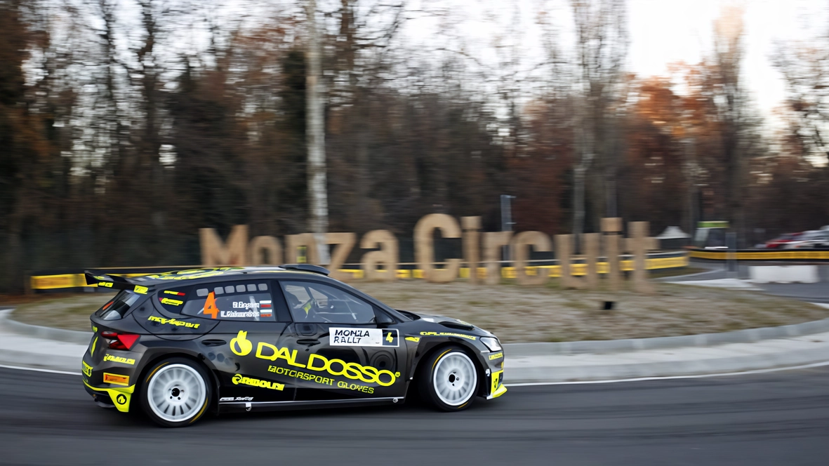 Il Monza Rally Show inizia con entusiasmo. Matteo e Luigi Fontana, nipote e nonno, condividono la passione per i motori. Il Monza Rally Show inizia con entusiasmo. Matteo e Luigi Fontana, nipote e nonno, condividono la passione per i motori.