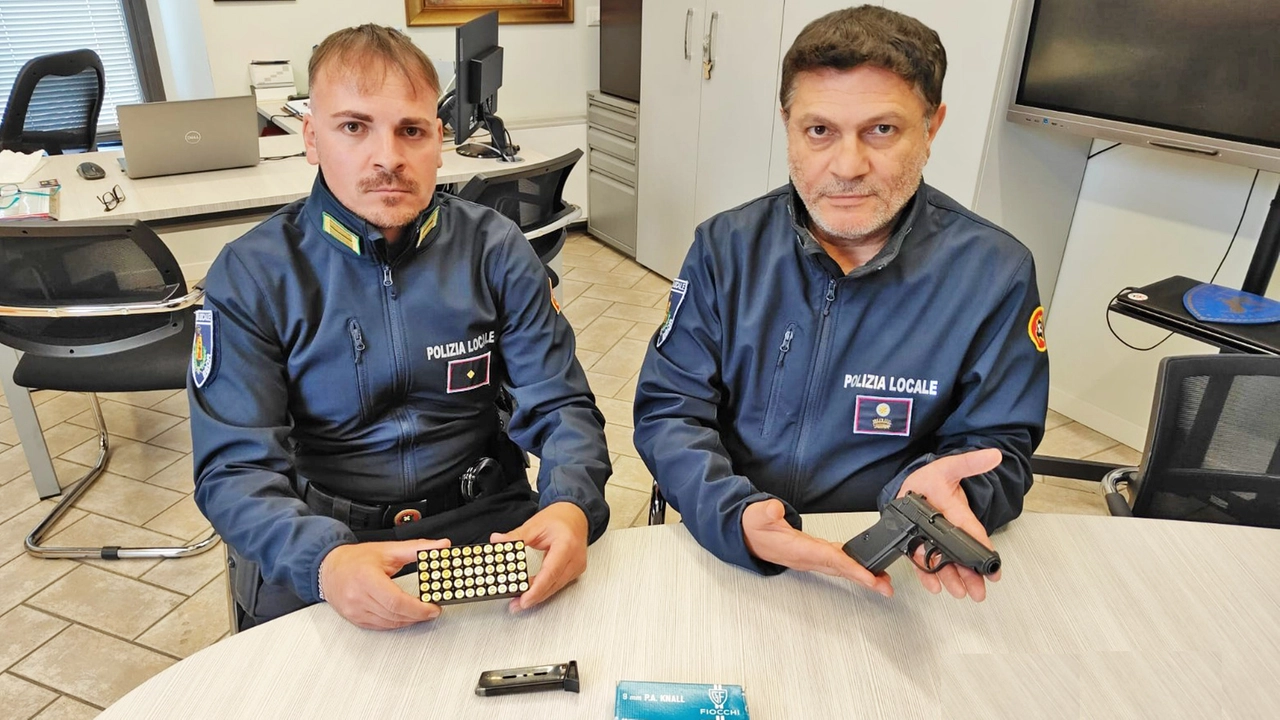 Gli agenti della Polizia Locale della Bassa Bergamasca Orientale con l'arma e le cartucce sequestrate Gli agenti della Polizia Locale della Bassa Bergamasca Orientale con l'arma e le cartucce sequestrate