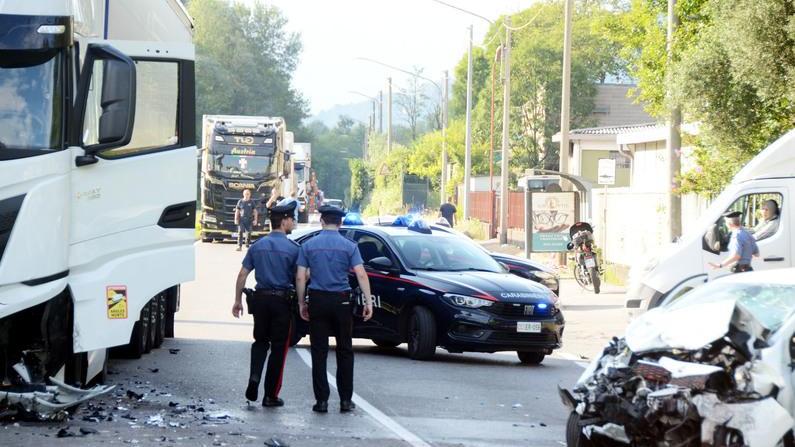 Schianto frontale con camion. Famiglia distrutta in un istante Schianto frontale con camion. Famiglia distrutta in un istante