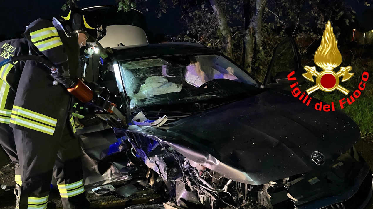 Sommario: Incidente a Lodi con due auto coinvolte, guidate da fratelli. Una ragazza rimasta ferita gravemente, soccorsa e trasportata in eliambulanza a Milano. Intervento di vigili del fuoco e Polizia locale per gestire la situazione. Sommario: Incidente a Lodi con due auto coinvolte, guidate da fratelli. Una ragazza rimasta ferita gravemente, soccorsa e trasportata in eliambulanza a Milano. Intervento di vigili del fuoco e Polizia locale per gestire la situazione.