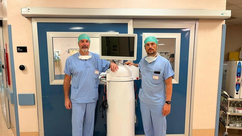 Il dottor Vittorio Segramora con Cristian Benatti, referente di questa tecnica Il dottor Vittorio Segramora con Cristian Benatti, referente di questa tecnica