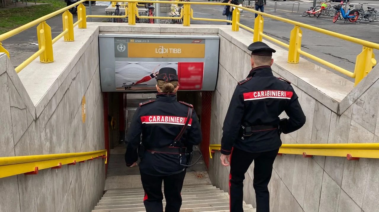 Rapina choc a Milano: carabiniere assalito dal branco armato di spray urticante vicino alla caserma di Gessate