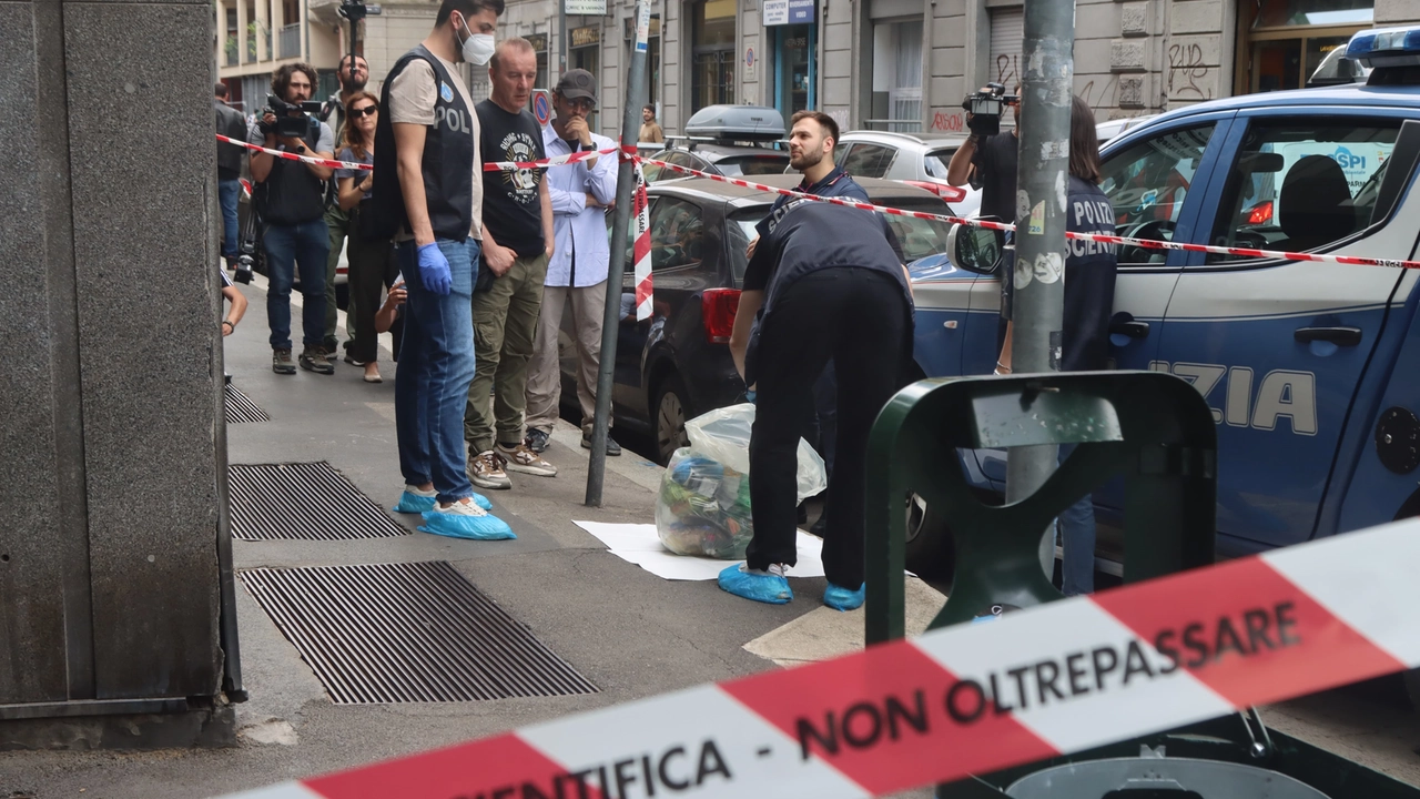 La Polizia Scientifica passa al setaccio l'area esterna alla palazzina