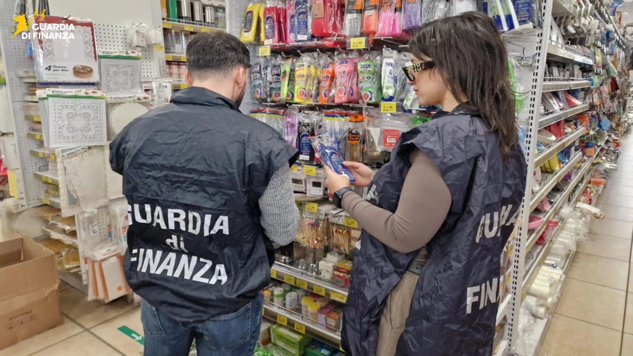 Guardia di Finanza Monza sequestro fuochi artificio e prodotti contraffatti