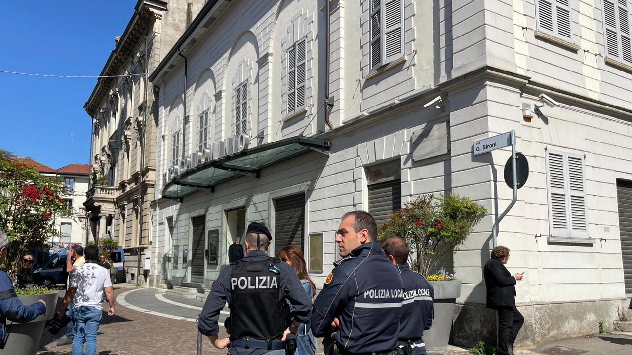La Polizia di Stato e municipale di Gallarate davanti al teatro comunale in cui è tenuto il Remigration Summit, contestato raduno dell'ultradestra sul tema dell'immigrazione La Polizia di Stato e municipale di Gallarate davanti al teatro comunale in cui è tenuto il Remigration Summit, contestato raduno dell'ultradestra sul tema dell'immigrazione