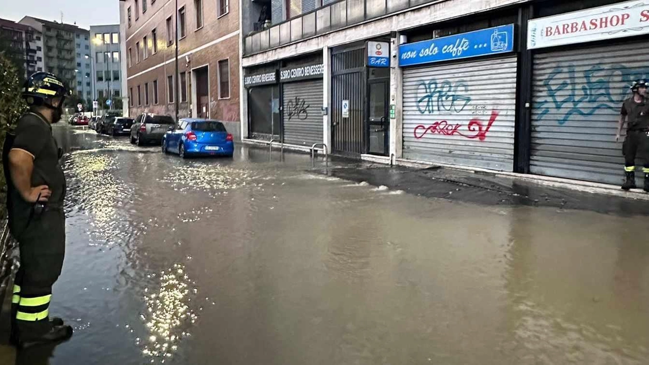 Una tubatura si rompe a Milano, lasciando 500 famiglie senza acqua. L'intervento dei tecnici ripristina la situazione nel pomeriggio. Critiche all'Amministrazione comunale da parte del centro destra. Una tubatura si rompe a Milano, lasciando 500 famiglie senza acqua. L'intervento dei tecnici ripristina la situazione nel pomeriggio. Critiche all'Amministrazione comunale da parte del centro destra.