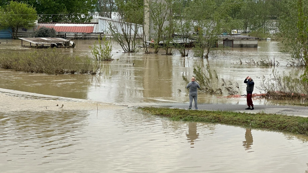 Il Po in località Gargatano di Somaglia L’acqua ha sommerso il ristorante e l’imbarcadero Poi si è fermata ai piedi dell’argine maestro