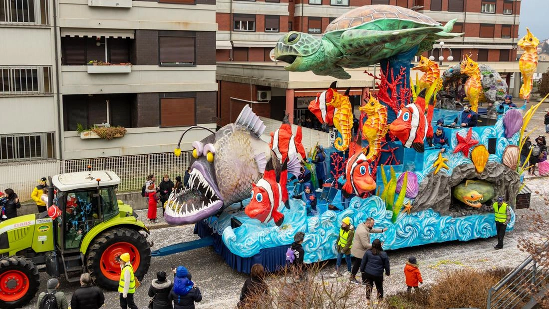 Uno dei carri che ha sfilato al primo appuntamento con il Carnevale canturino Uno dei carri che ha sfilato al primo appuntamento con il Carnevale canturino