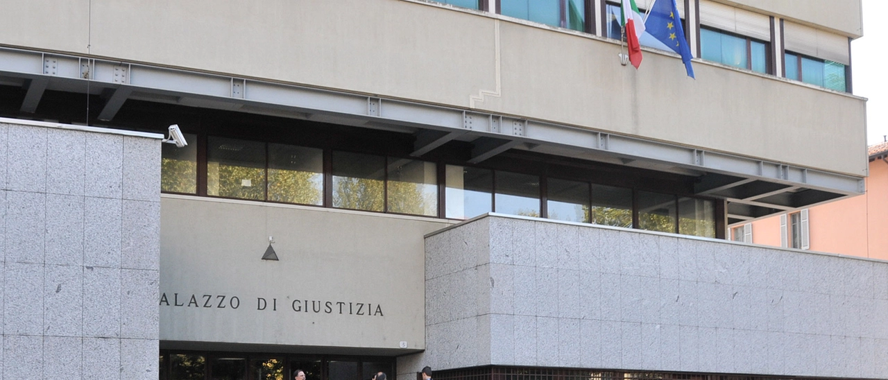 Lo sparo nella notte in mezzo al bosco, poi la milza asportata. A Capiago indagati padre e figlio di 19 anni