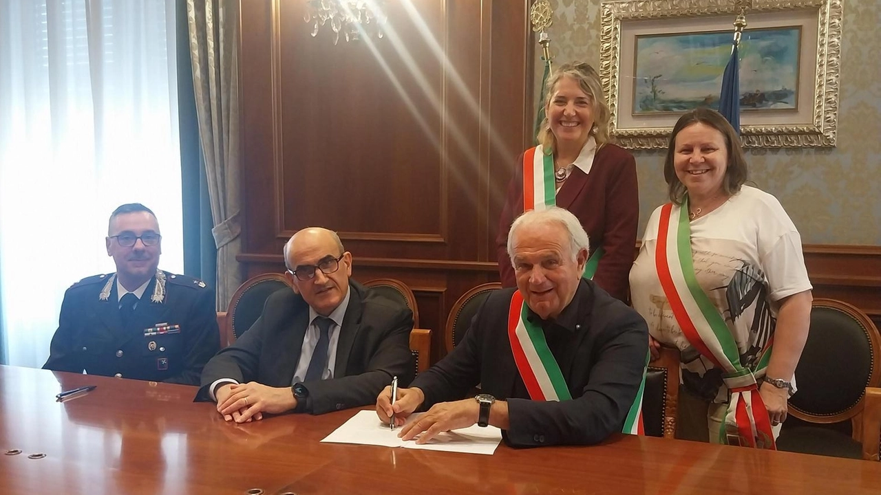Firmato, ieri in Prefettura a Lodi, il contratto di locazione della nuova caserma dei carabinieri di Lodi Vecchio in via...