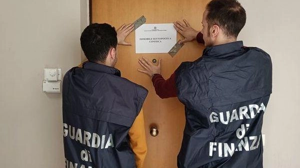 In una decina di anni si sarebbe appropriato di oltre 2 milioni dalle proprietà delle persone fragili, che curava... In una decina di anni si sarebbe appropriato di oltre 2 milioni dalle proprietà delle persone fragili, che curava...