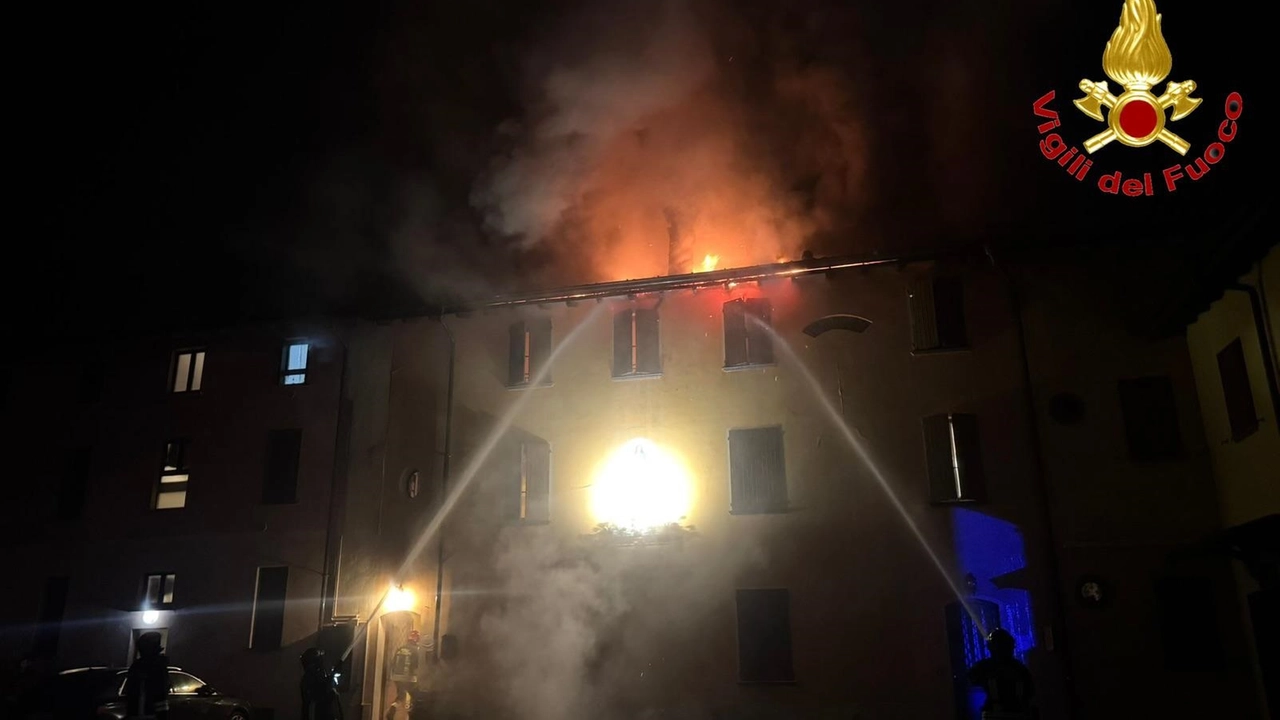 L'incendio ha interessato il tetto della palazzina L'incendio ha interessato il tetto della palazzina