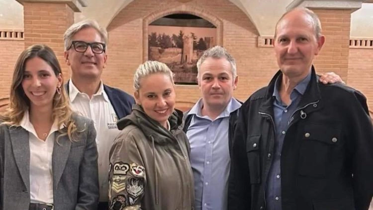 La famiglia Toninelli proprietaria della Poderi San Pietro con la sommelier Luciano La famiglia Toninelli proprietaria della Poderi San Pietro con la sommelier Luciano