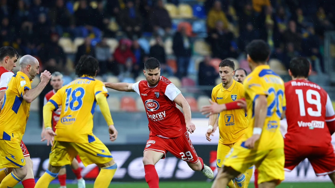 I biancorossi sono usciti sconfitti dal campo del Frosinone nel delicato confronto diretto I biancorossi sono usciti sconfitti dal campo del Frosinone nel delicato confronto diretto