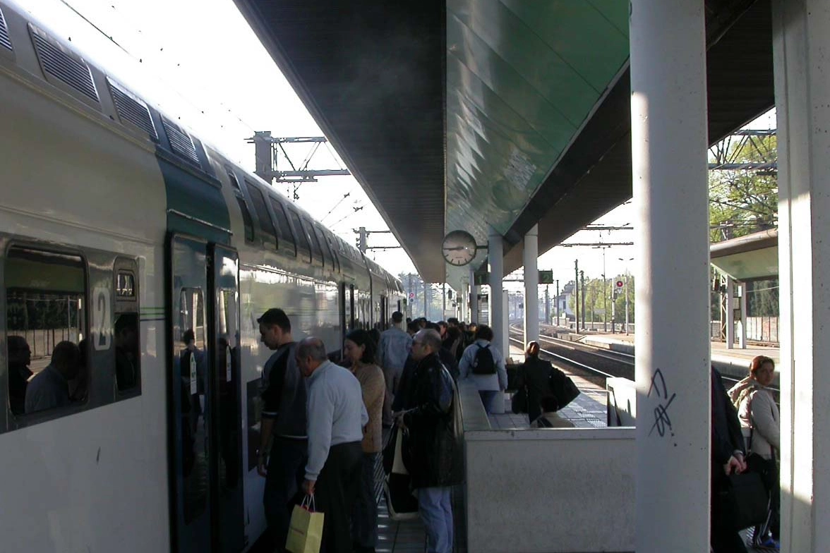 Un treno di pendolari alla stazione di Garbagnate Milanese