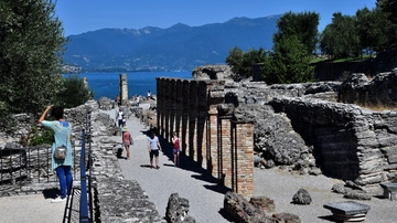 La battaglia di Sirmione contro gli affitti brevi: 8.300 residenti e 1,2 milioni di turisti l’anno. Senza leggi è un assedio